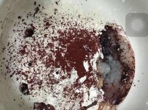 油酥的制作：低筋面粉平均分为4份，每一份中加入不同的天然色粉，猪油也平均分为四份，每一份加入猪油，搅拌后轻揉几下成团即可