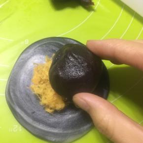 面皮先放上肉松，然后放上包好的红豆沙蛋黄，同样包好收口