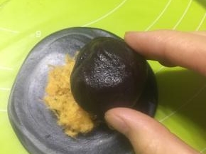 面皮先放上肉松，然后放上包好的红豆沙蛋黄，同样包好收口