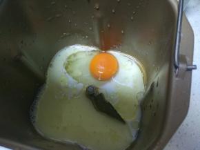 把所有材料放入面包桶里。