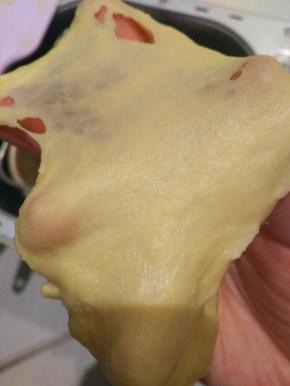 面团揉好后，可以看出面团已经出一点膜。