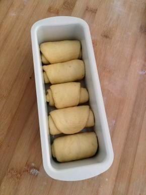 )把整形发好的面团放在模具里。把模具放入烤箱，进行二次发酵。大约30分钟。