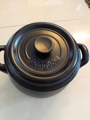 新砂锅不要洗，用毛巾或纸巾擦拭干净后直接用于烧烤。