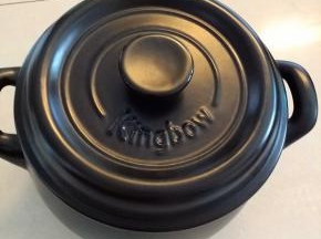 新砂锅不要洗，用毛巾或纸巾擦拭干净后直接用于烧烤。