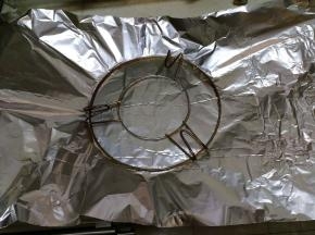 把锡纸放在烤架下来，沿着烤架边缘向圈一个圆柱形，方便在砂锅里成形。