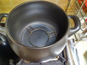 把烤架放在砂锅里面。