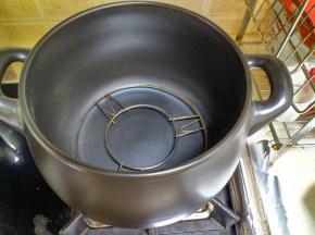 把烤架放在砂锅里面。