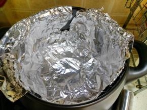 把锡纸放在烤架上面，至少铺两层锡纸，防止红薯滴糖到砂锅里把砂锅弄脏。