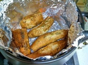 把洗干净并且沥干了水份的红薯放在锡纸上。