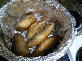 开始大火24分钟，其中每12分钟左右把红薯翻个身。（如果红薯大，可以改刀小块）