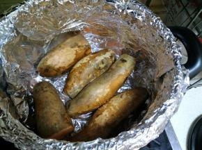 开始大火24分钟，其中每12分钟左右把红薯翻个身。（如果红薯大，可以改刀小块）