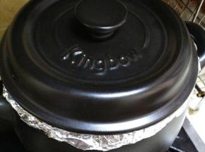 烤了24分钟后，关火后焖12分钟（让红薯在砂锅的余温下熟透。）