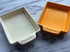 新烤盘不要洗，用毛巾或纸巾擦拭干净后直接用于烤箱烘烤。