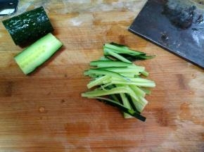 把黄瓜洗净，改刀成丝。金针菇也清冼干净。