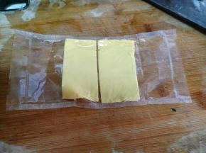 芝士片一分为二备用。（如果喜欢芝士味，可以放一整片）