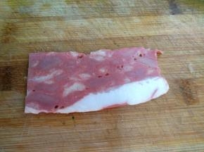 把培根也是一分为二，这样到时可以多放一点蔬菜。