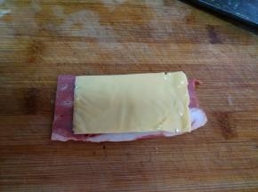 一分为二的芝士片放在培根上。