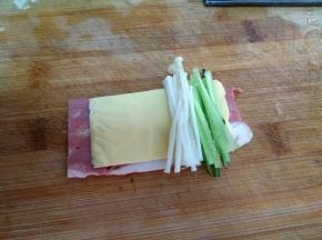 再把黄瓜丝和金针菇放在芝士片上。