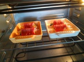 培根卷裹好后，放在烤盘上。然后把烤盘放进烤箱，上下管180度15分钟。