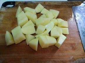 土豆去皮，改刀成小块状。
.