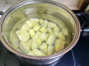 把土豆下锅煮熟。

.