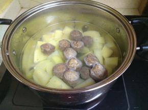 把牛肉丸下锅，煮熟。