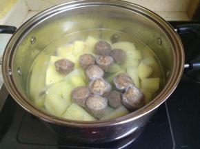 把牛肉丸下锅，煮熟。