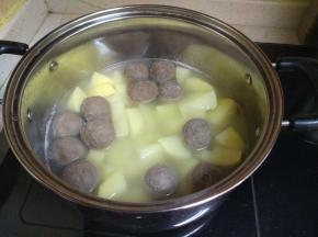 把牛肉丸和土豆煮至一半水份的时侯。
.