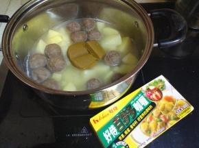 把咖喱块放入锅中。