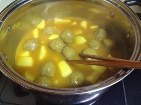 把咖喱块和牛肉丸煮出咖喱的香味，让汤变成浓稠。就可以食用。