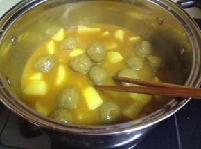 把咖喱块和牛肉丸煮出咖喱的香味，让汤变成浓稠。就可以食用。
