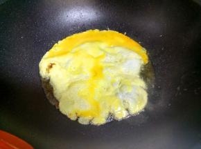 把鸡蛋煎成鸡蛋饼。