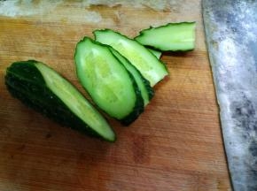 黄瓜清洗干净，改刀成片。生菜洗净。