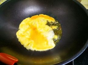 鸡蛋煎成鸡蛋饼。
