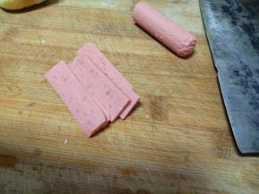 火腿肠改成片状。