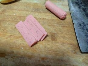 火腿肠改成片状。