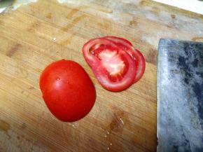 把西红柿切成薄片状。