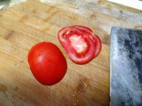 把西红柿切成薄片状。