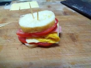 用两个牙签固定小汉堡。就可以食用了