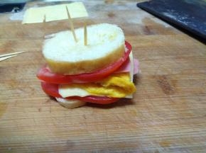 用两个牙签固定小汉堡。就可以食用了