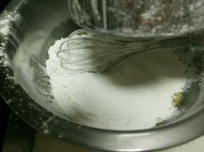 筛入中筋粉和淀粉。