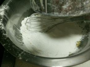 筛入中筋粉和淀粉。