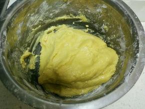 把面粉和蛋液搅拌均匀。不要见白色。