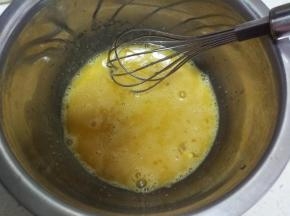 把蛋液和油搅拌均匀。