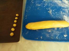 把面揉成一个小条，然后用手揉成一个个小球。