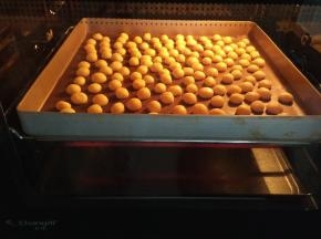 烤箱中层175度，15分钟左右。（底部微微变一点黄就可以了）。