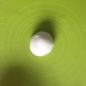 放在揉面垫上滚圆