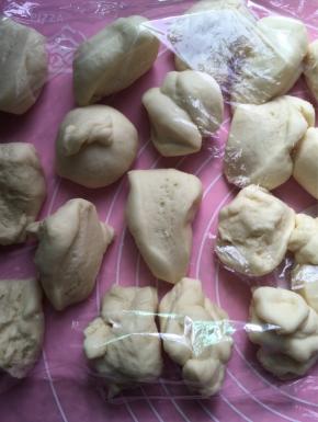 发酵好的面团平均分成40克1个，面团的大小随自己喜欢啊