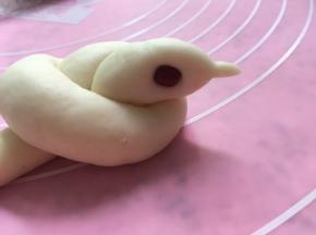 捏出嘴巴，用红豆装饰眼睛
