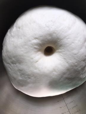 把所有材料除红曲粉和豆沙外，揉成光滑的面团，盖上保鲜膜发酵至二倍大